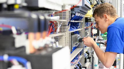 Ein Elektriker überprüft die Elektrik in einem Sicherungskasten