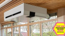 Eine Klimaanlage die an einer Holzdecke montiert ist, unten rechts steht: Top 100 Bueroloesungen des Jahres 2024
