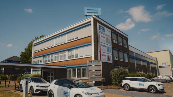 Das moderne Gebäude mit blauer Akzentuierung beherbergt die Firma Biefang, die Dienstleistungen in Elektro, Sanitär und Heizung anbietet.