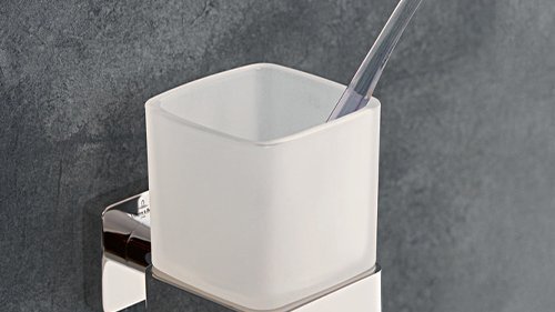Ein Zahnputzbecher an der Wand montiert