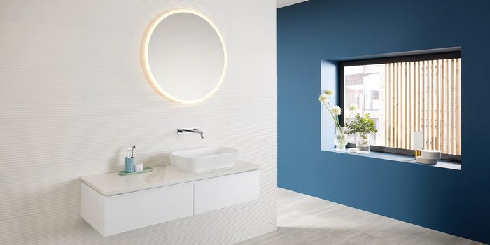 Ein Waschbeckenschrank in einem Badezimmer